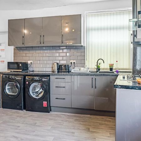 Rochdale 3 Bedroom House 2 Bath With Free Parking Sleeps 7 Экстерьер фото