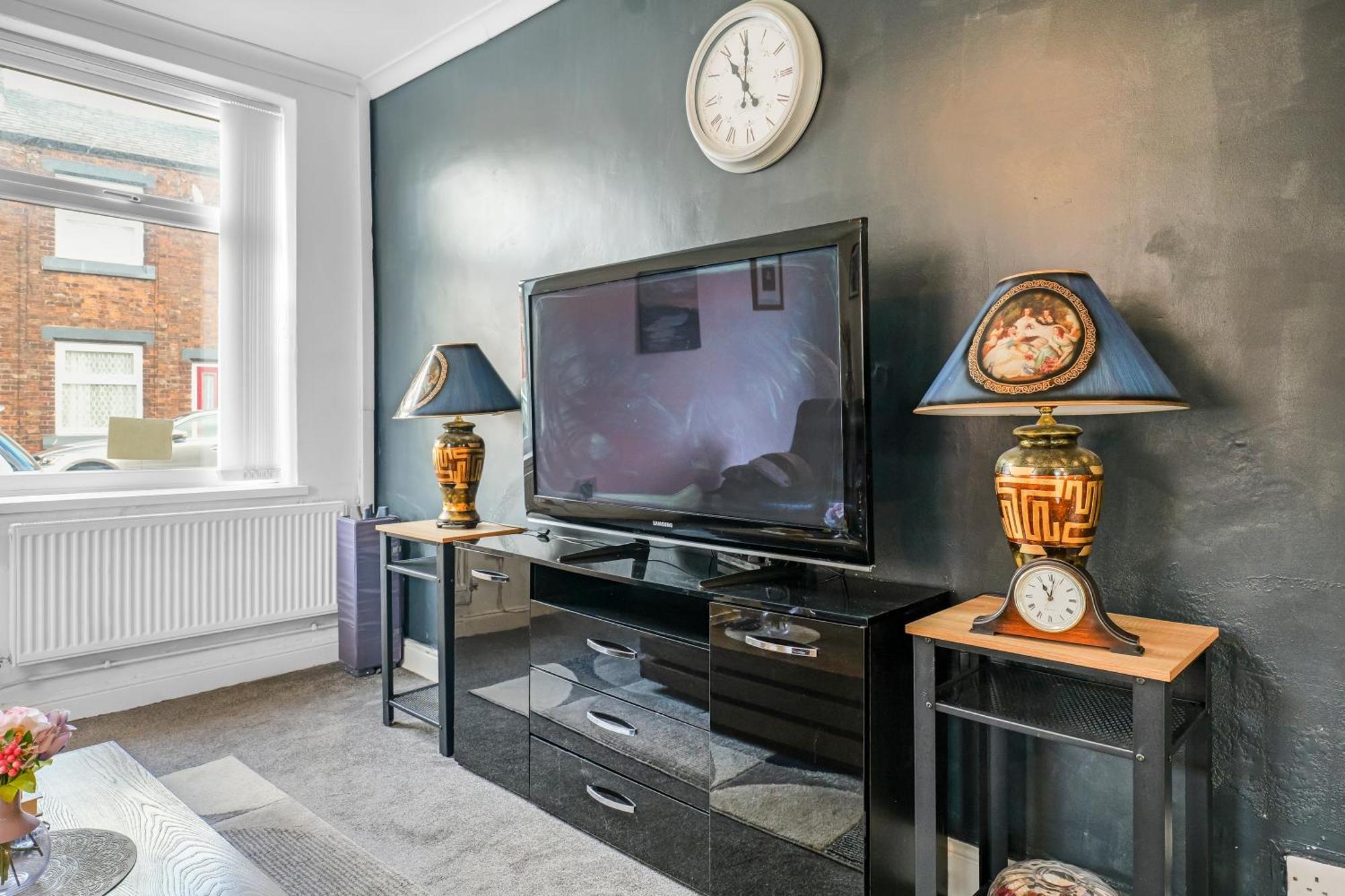Rochdale 3 Bedroom House 2 Bath With Free Parking Sleeps 7 Экстерьер фото