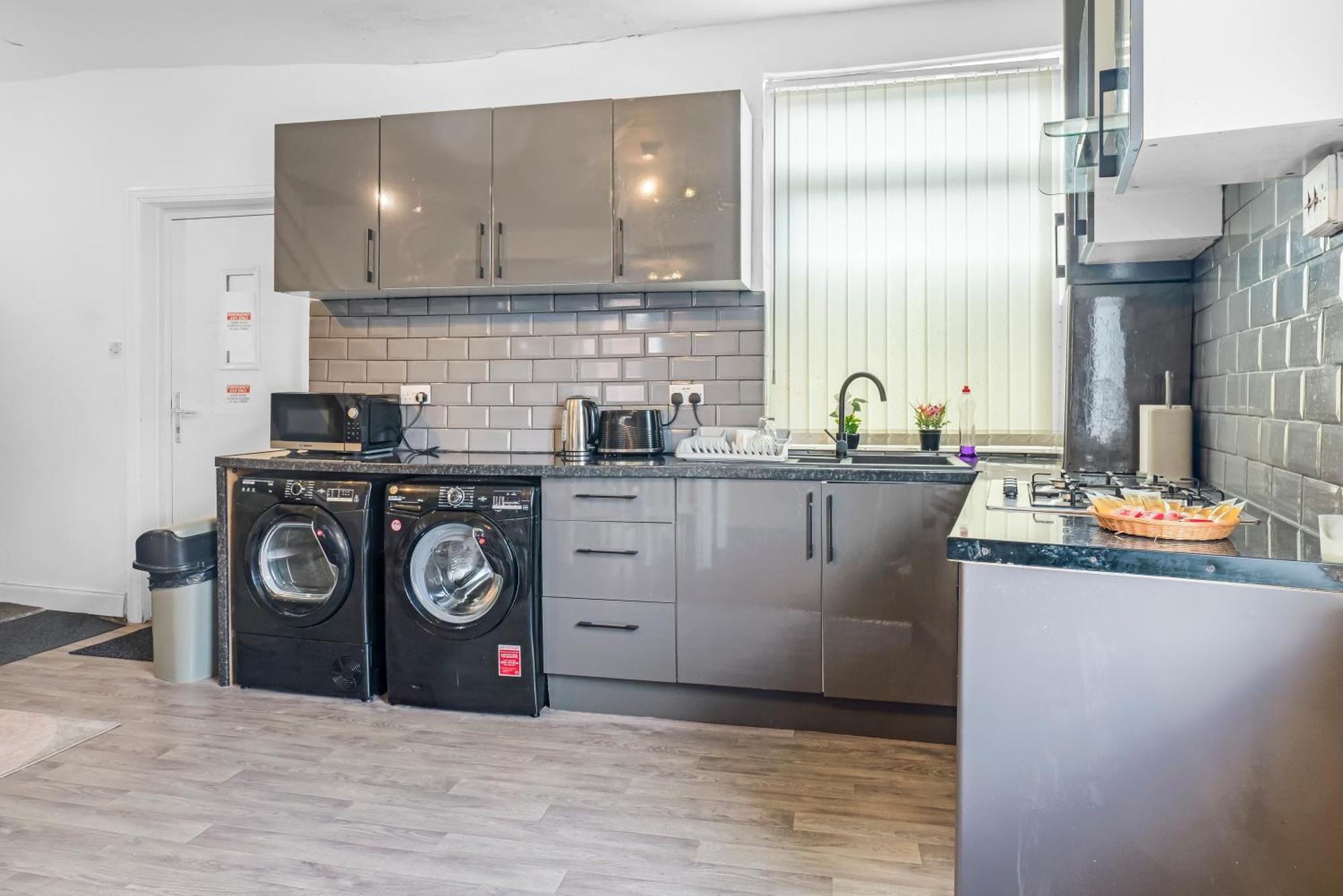 Rochdale 3 Bedroom House 2 Bath With Free Parking Sleeps 7 Экстерьер фото