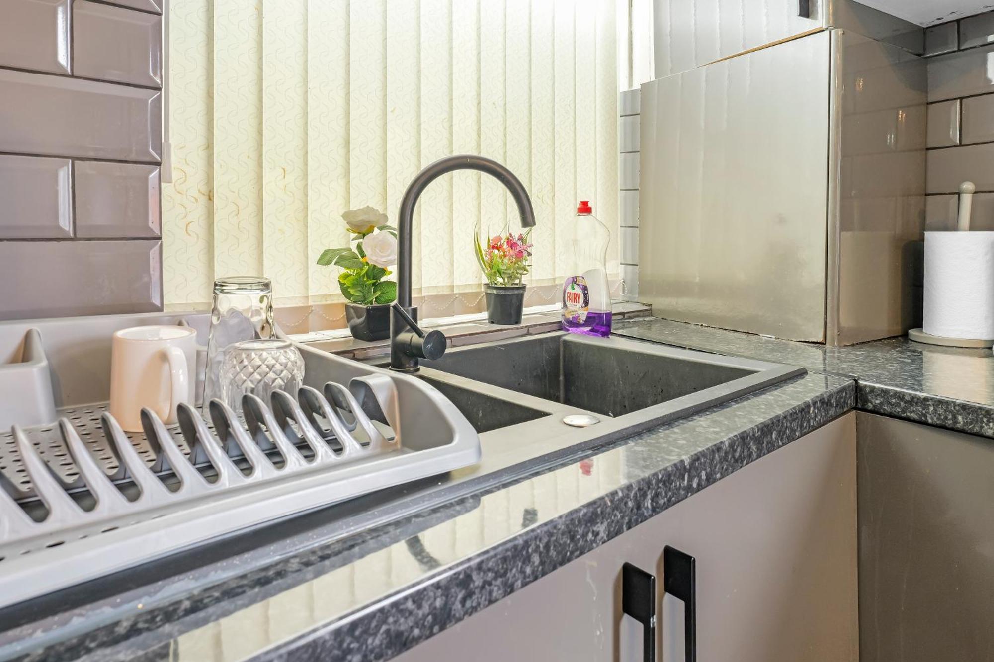 Rochdale 3 Bedroom House 2 Bath With Free Parking Sleeps 7 Экстерьер фото