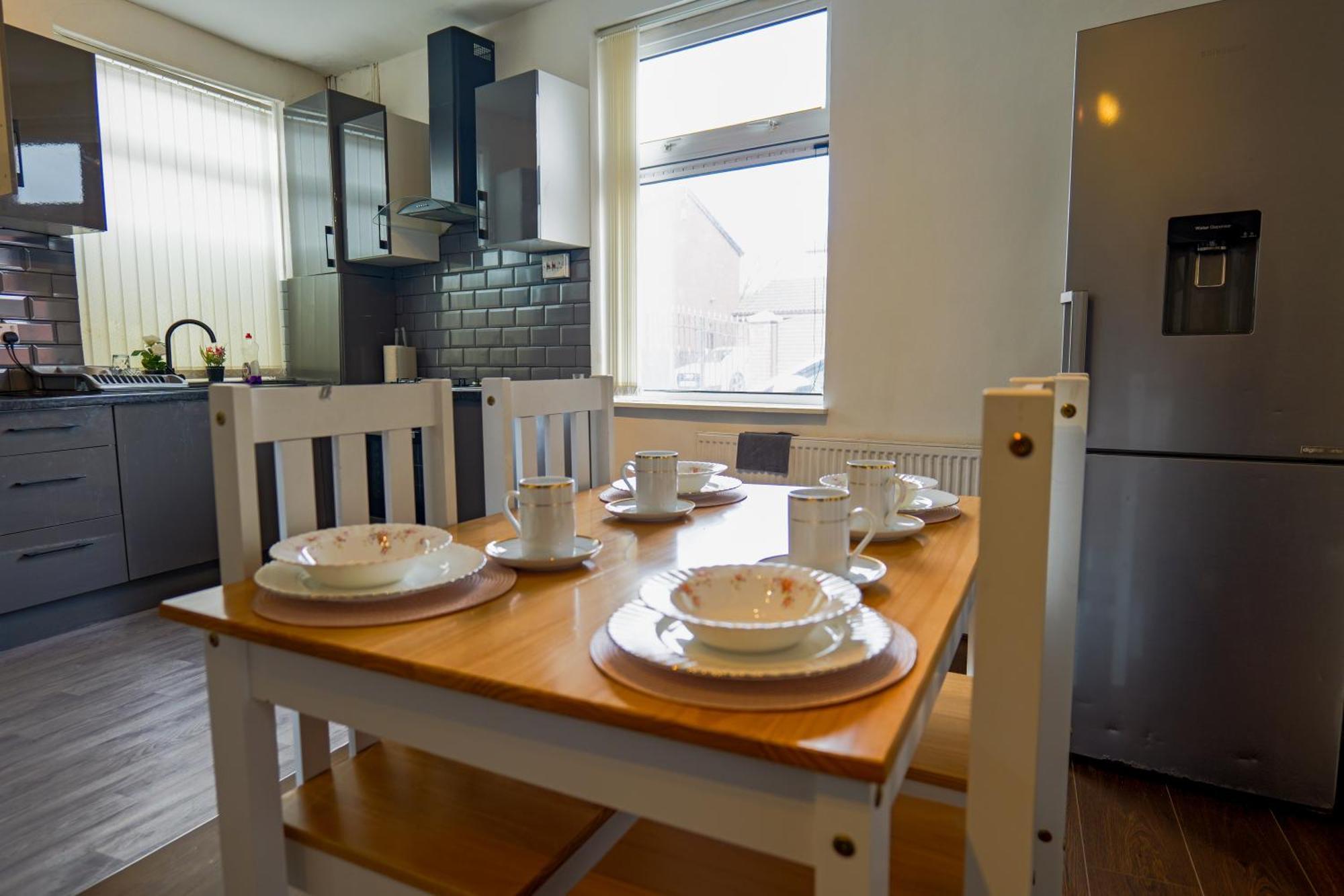 Rochdale 3 Bedroom House 2 Bath With Free Parking Sleeps 7 Экстерьер фото