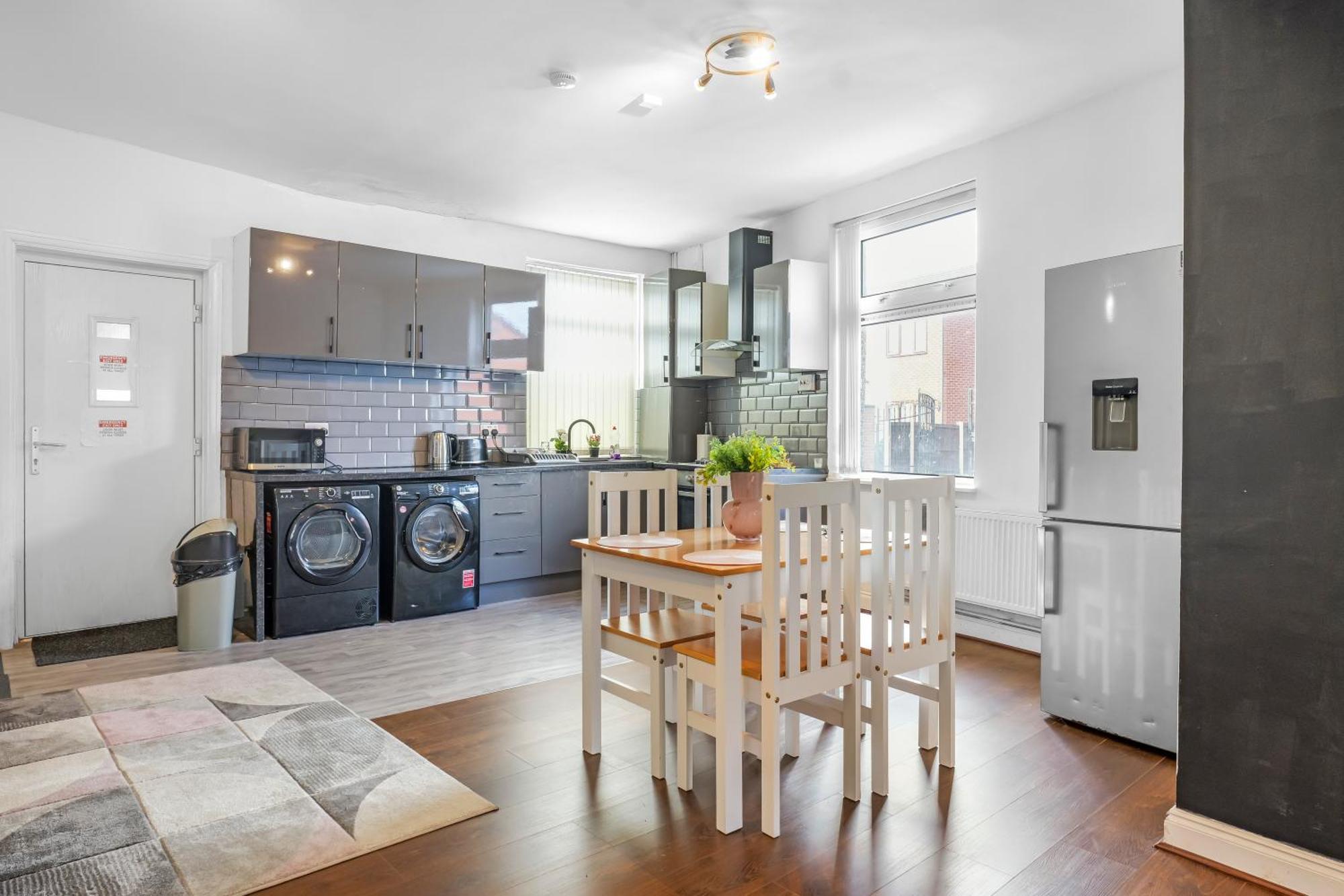 Rochdale 3 Bedroom House 2 Bath With Free Parking Sleeps 7 Экстерьер фото