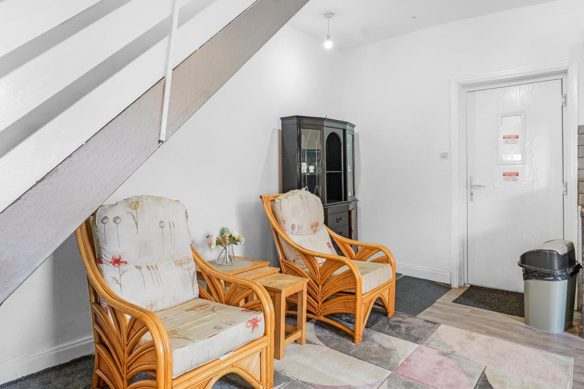 Rochdale 3 Bedroom House 2 Bath With Free Parking Sleeps 7 Экстерьер фото