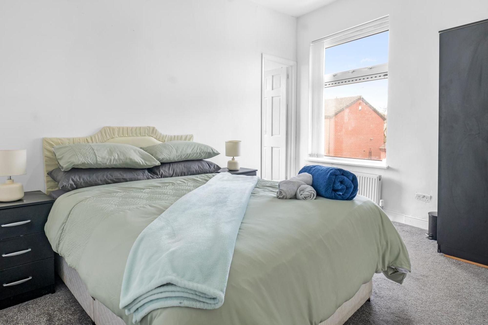 Rochdale 3 Bedroom House 2 Bath With Free Parking Sleeps 7 Экстерьер фото