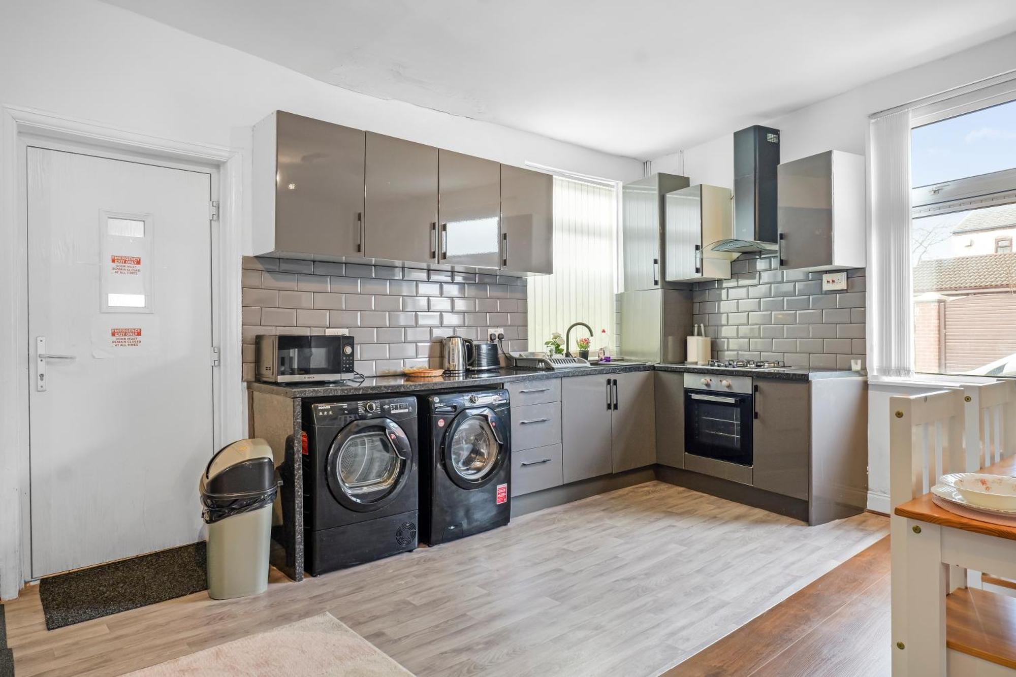 Rochdale 3 Bedroom House 2 Bath With Free Parking Sleeps 7 Экстерьер фото