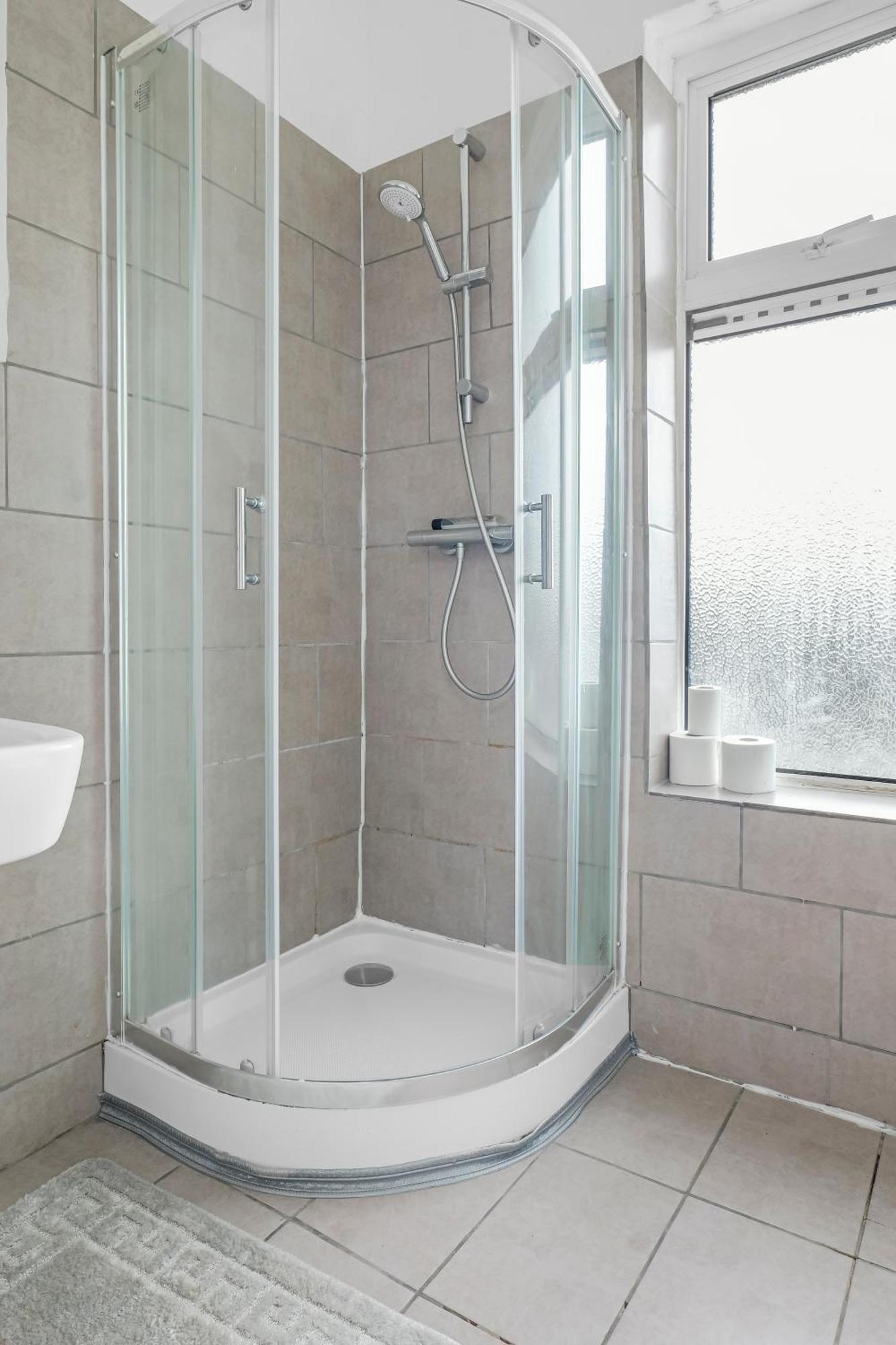 Rochdale 3 Bedroom House 2 Bath With Free Parking Sleeps 7 Экстерьер фото