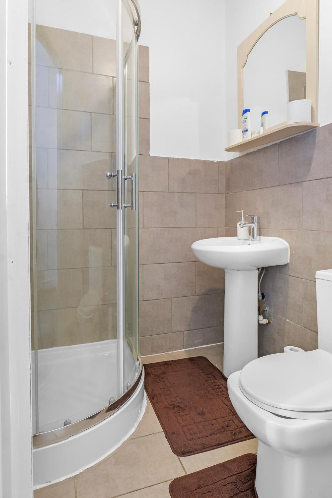 Rochdale 3 Bedroom House 2 Bath With Free Parking Sleeps 7 Экстерьер фото