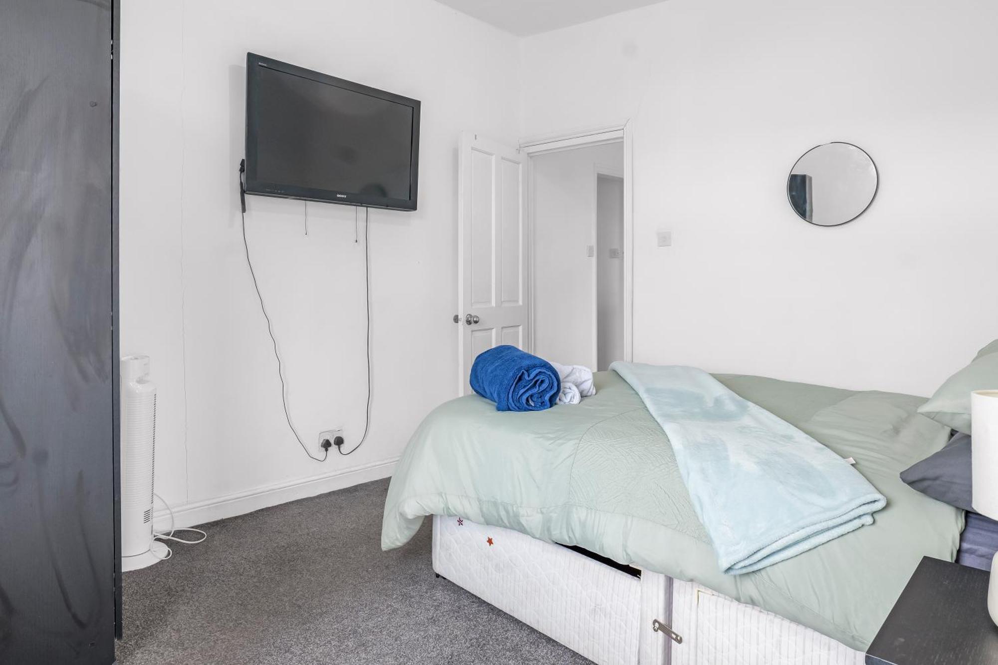 Rochdale 3 Bedroom House 2 Bath With Free Parking Sleeps 7 Экстерьер фото