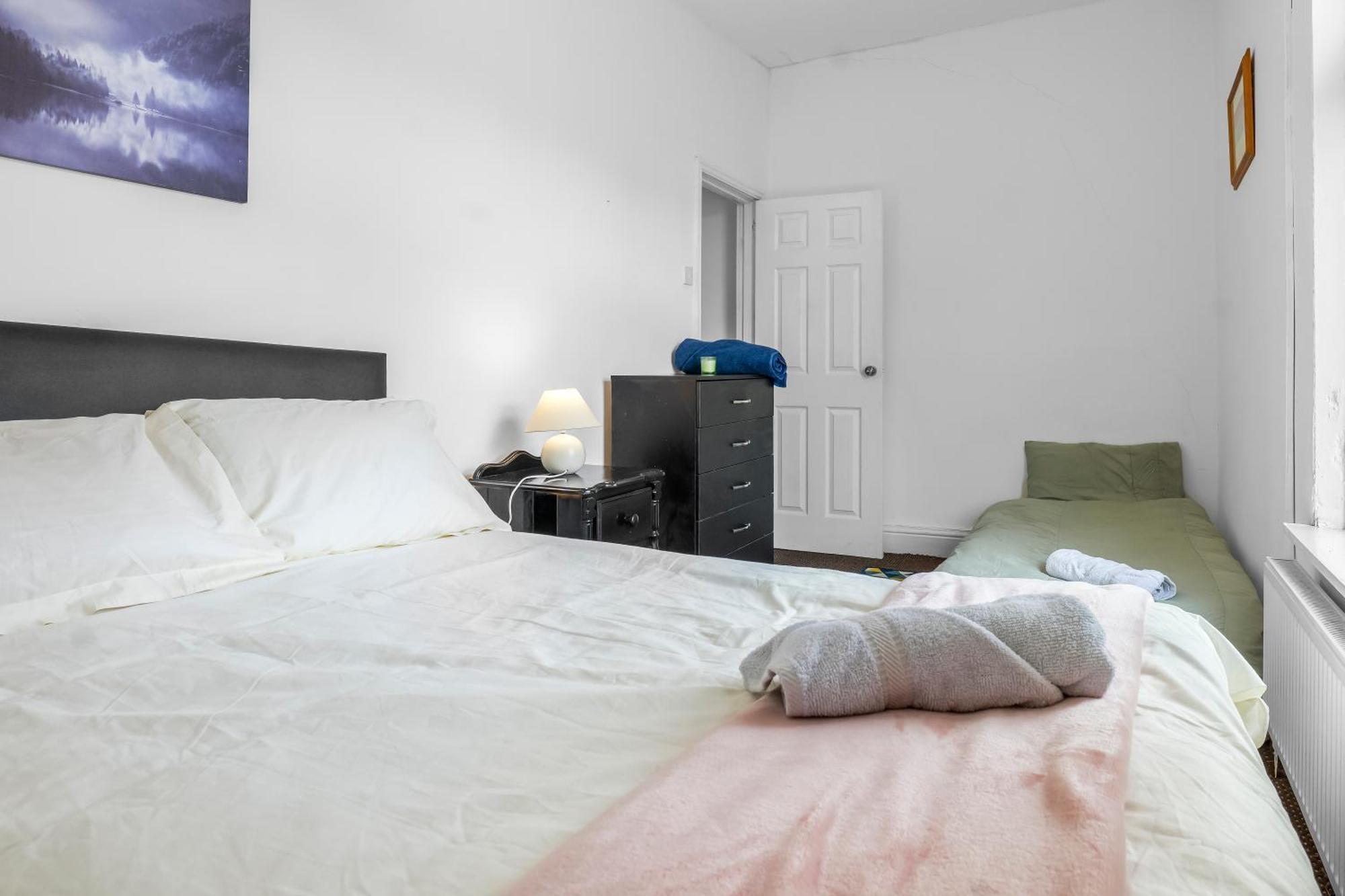 Rochdale 3 Bedroom House 2 Bath With Free Parking Sleeps 7 Экстерьер фото