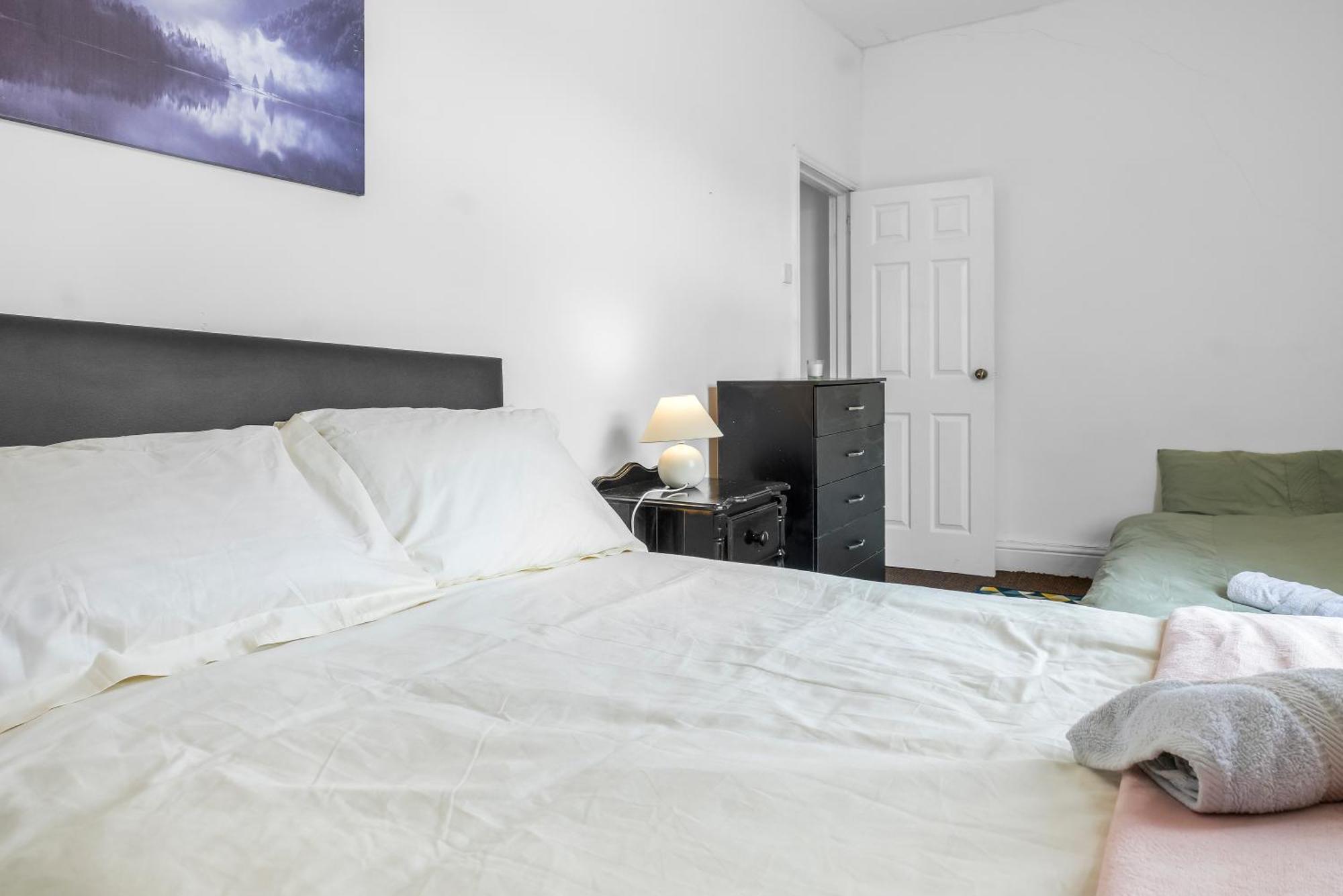 Rochdale 3 Bedroom House 2 Bath With Free Parking Sleeps 7 Экстерьер фото