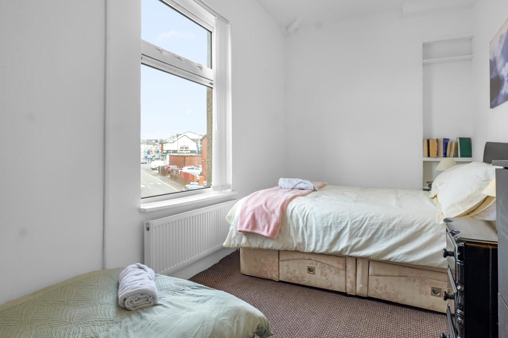 Rochdale 3 Bedroom House 2 Bath With Free Parking Sleeps 7 Экстерьер фото